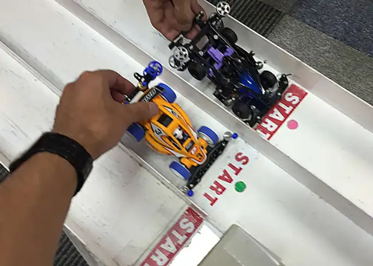 Mini 4WD cars staged on the start gates at HUR